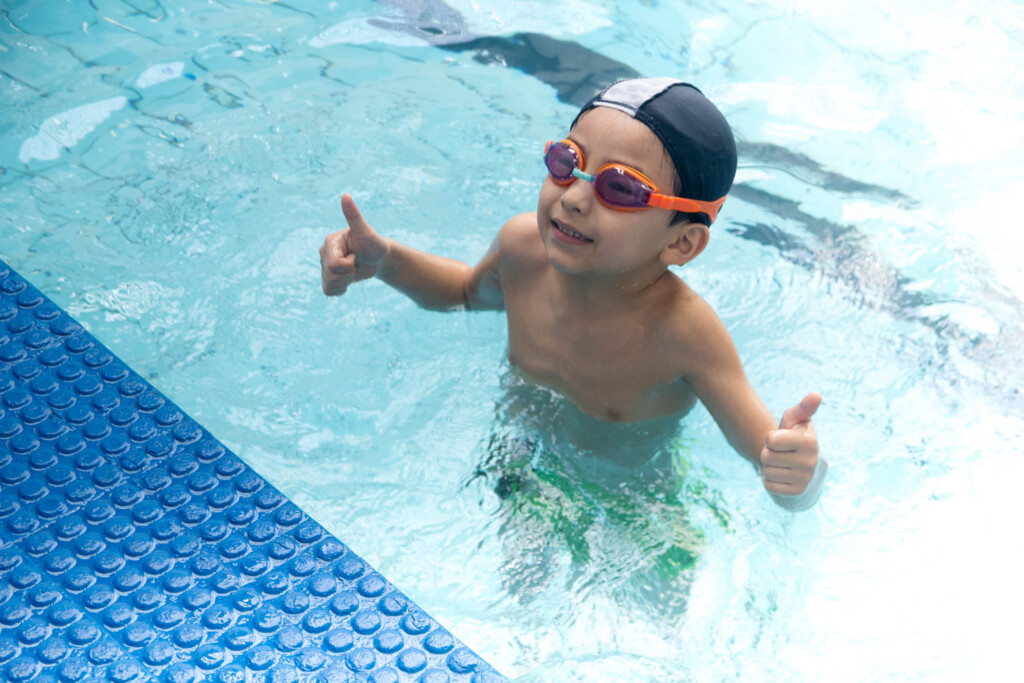A natação infantil e seus benefícios mentais